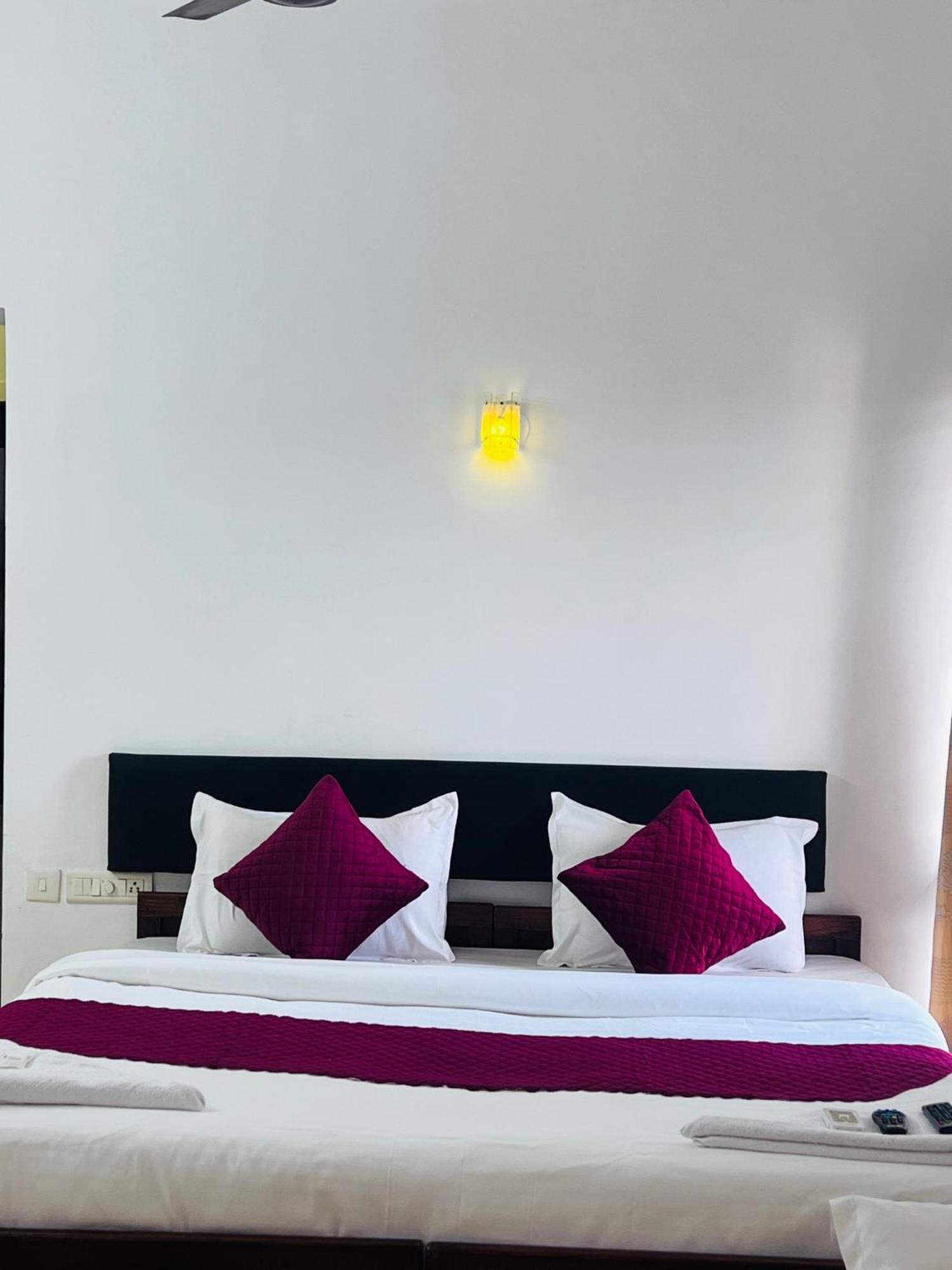 Hotel Sunday - Townhouse Club Airport Trivandrum Thiruvananthapuram Dış mekan fotoğraf