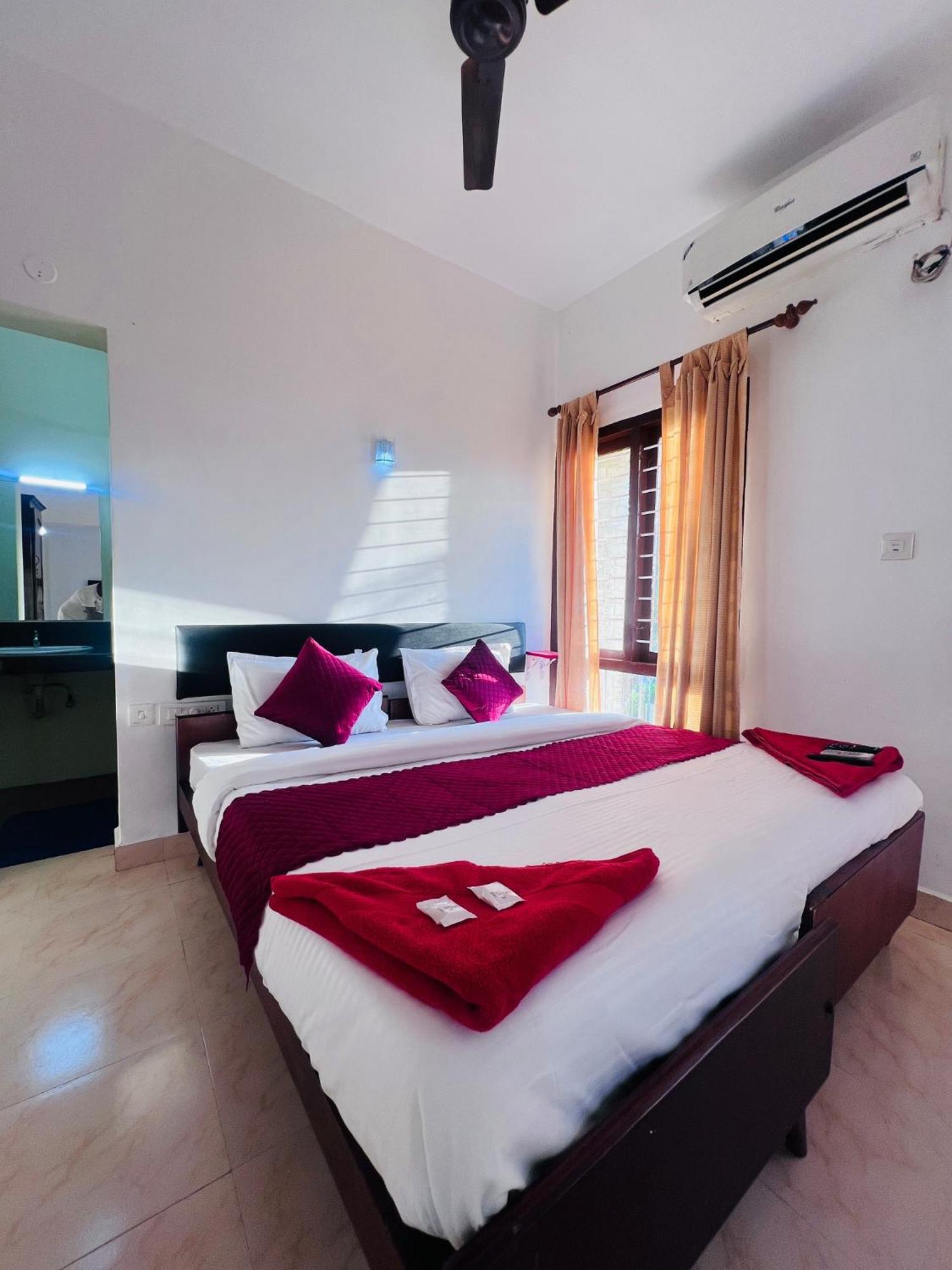 Hotel Sunday - Townhouse Club Airport Trivandrum Thiruvananthapuram Dış mekan fotoğraf