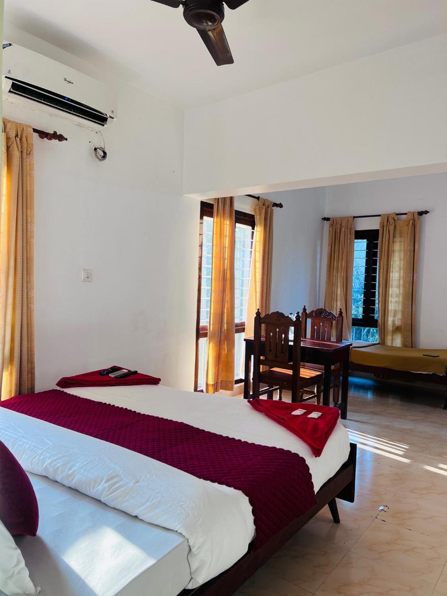 Hotel Sunday - Townhouse Club Airport Trivandrum Thiruvananthapuram Dış mekan fotoğraf