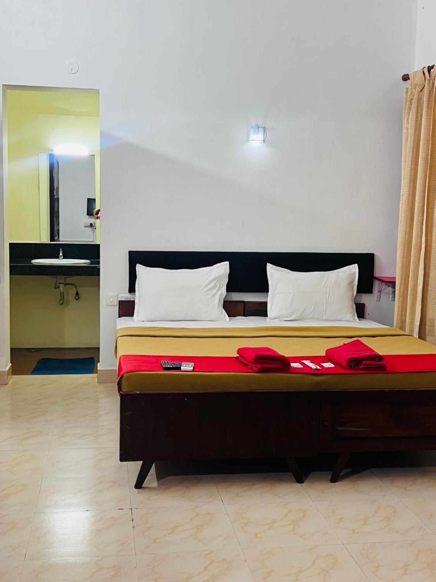 Hotel Sunday - Townhouse Club Airport Trivandrum Thiruvananthapuram Dış mekan fotoğraf